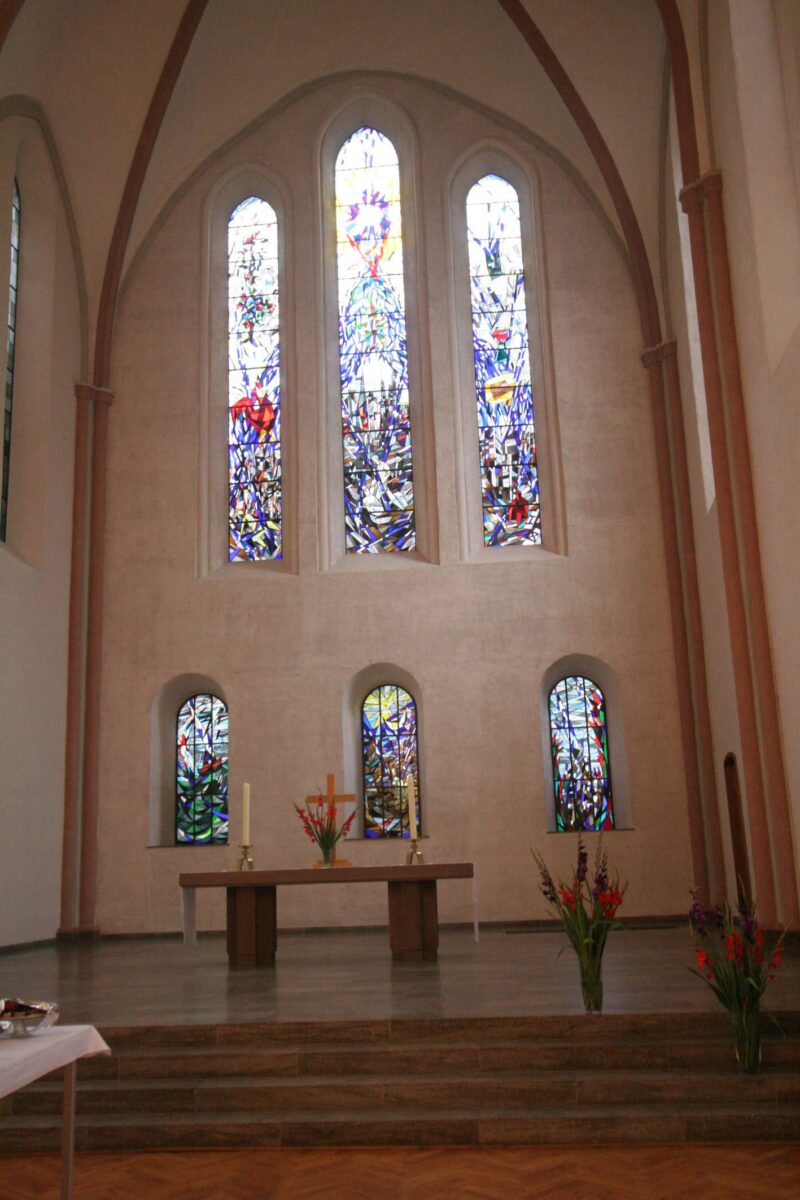 Kulturkirche innen Fenster mit Altar © Kulturkirche Bremen